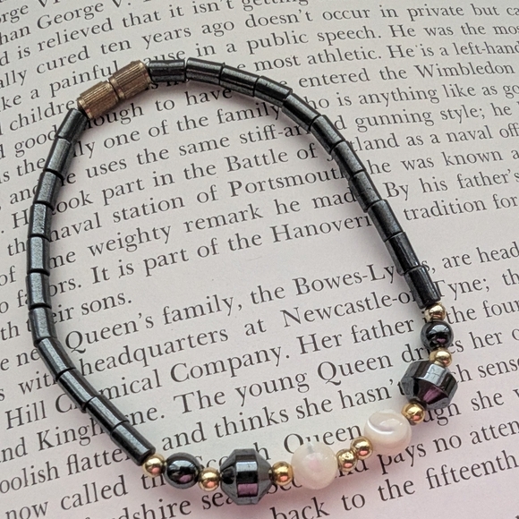 Vintage Hematite Black and Gold Beaded Bracelet - Picture 4 of 8